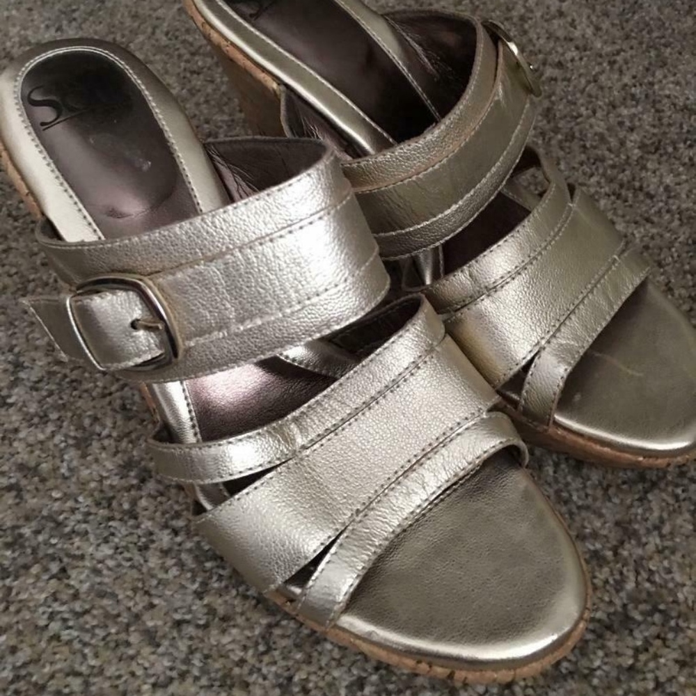 Sofft- Gorgeous Brushed Gold buckle/wedge